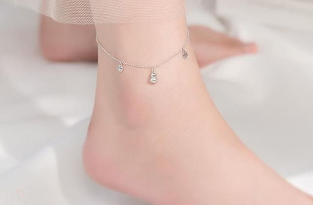 Top 10 Beautiful and Delicate White Gold Anklet Designs in 2026