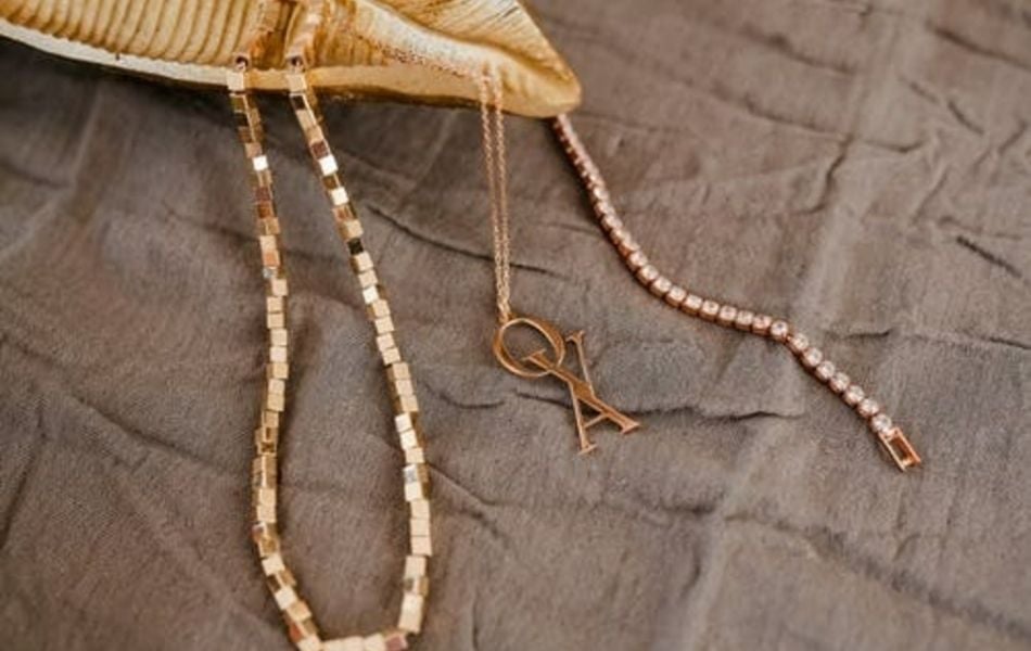 Nằm mơ thấy dây chuyền vàng bị đứt là điềm gì?