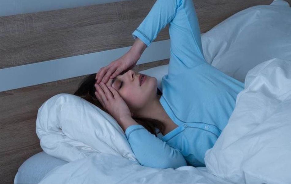 đeo dây chuyền có thể gây khó chịu đến giấc ngủ