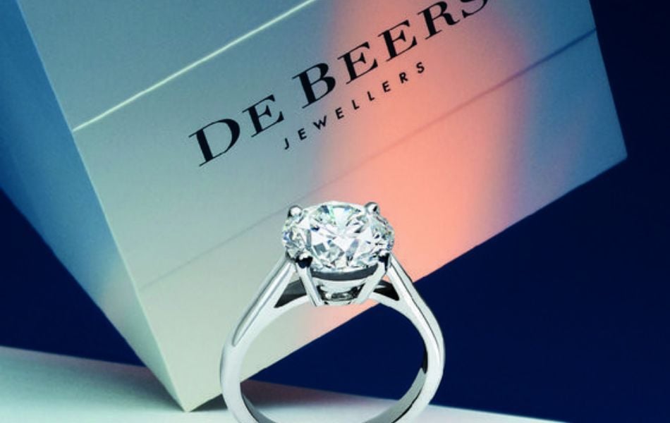 Công ty De Beers được đặt theo tên của hai anh em Johannes và Diederik Arnoldus de Beer, những người chủ sở hữu trang trại tại Nam Phi – nơi phát hiện ra những mỏ kim cương trữ lượng lớn đầu tiên.