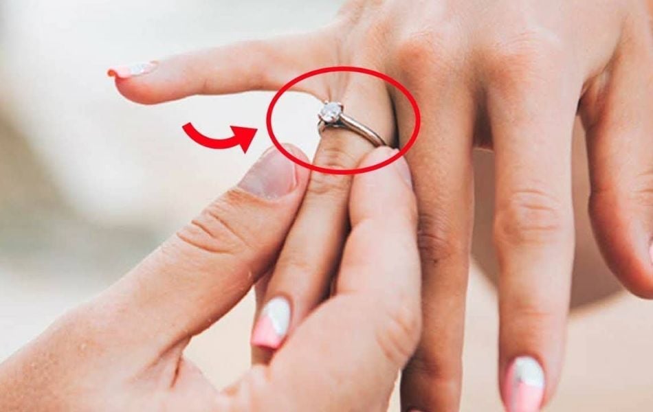 đeo nhẫn cưới tay nào