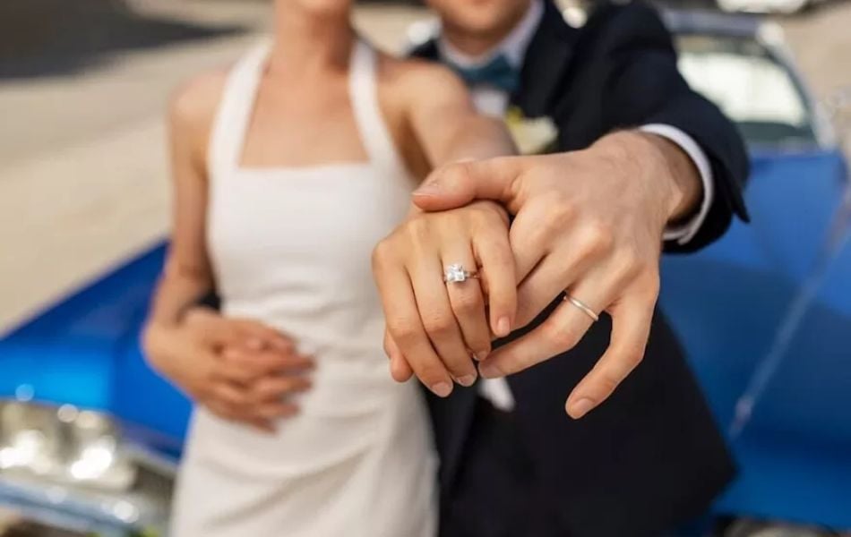 đeo nhẫn cưới tay nào