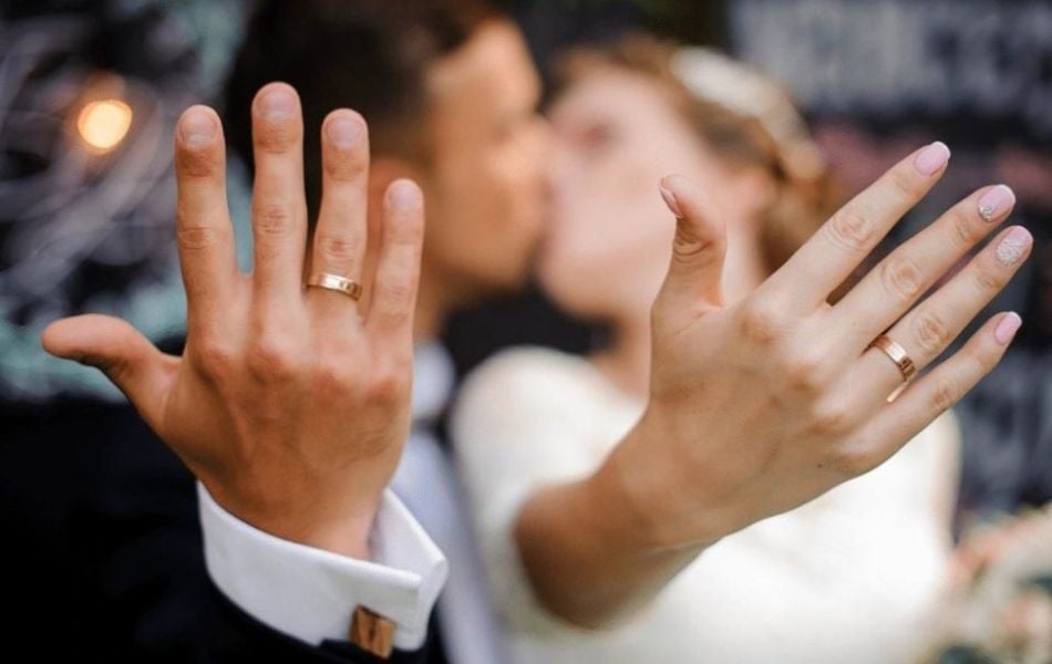 đeo nhẫn cưới tay nào