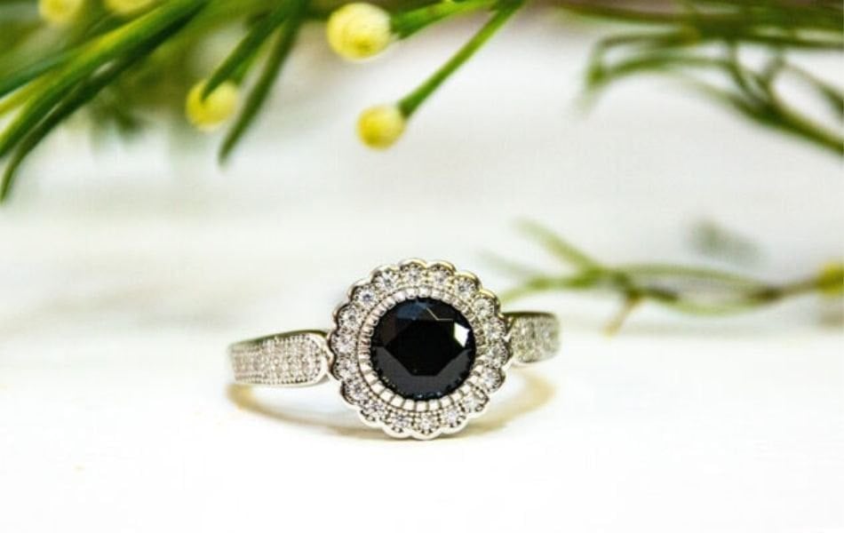 Kim cương đen thường được làm nhẫn đính hôn vì sự độc đáo