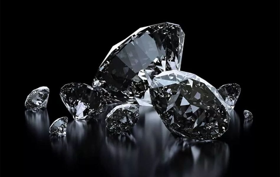 Khi nói đến kim cương đen, điều quan trọng là phải phân biệt giữa đá tự nhiên và đá được xử lý để trở thành màu đen.