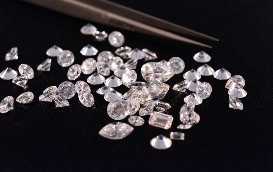 Giá kim cương tấm 1.5 ly chênh lệch do ba yếu tố: chất lượng giác cắt, nguồn gốc tự nhiên hay nhân tạo và chứng nhận kiểm định.
