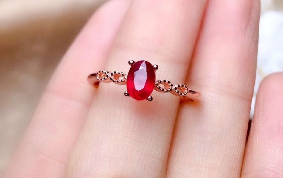 Vì sao cần lựa chọn nhẫn đá ruby nữ đẹp?