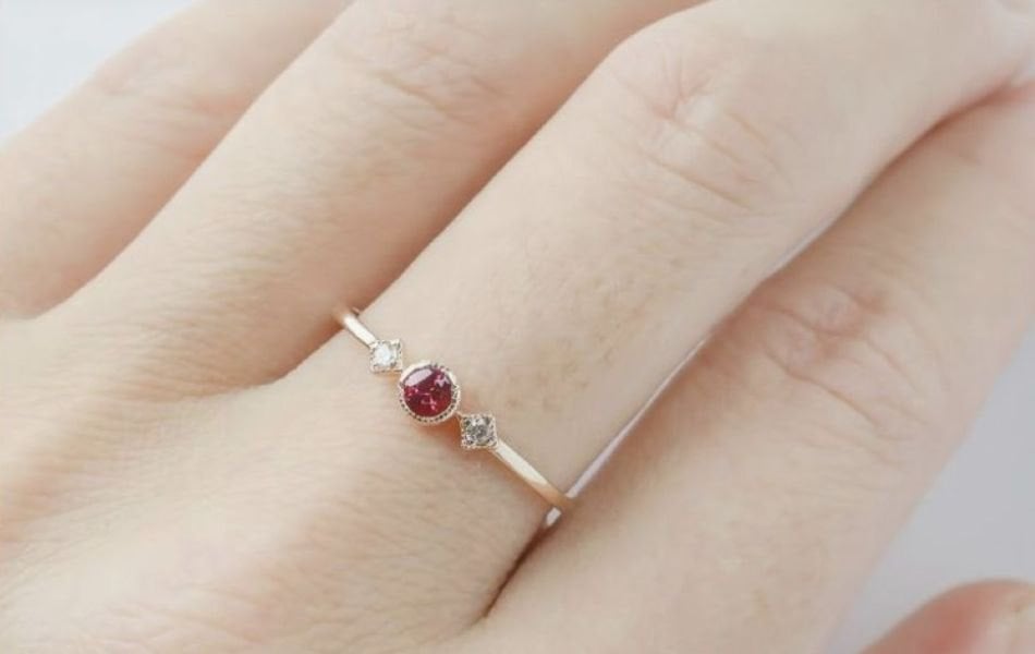 Mẫu nhẫn mặt đá ruby nữ đơn giản mà quý phái