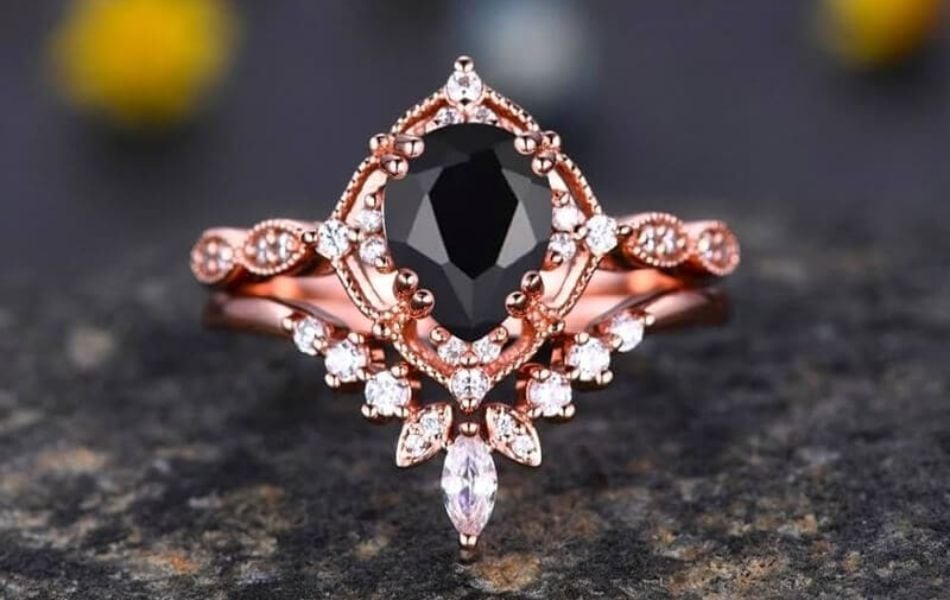 Nhẫn đá ruby đen huyền bí
