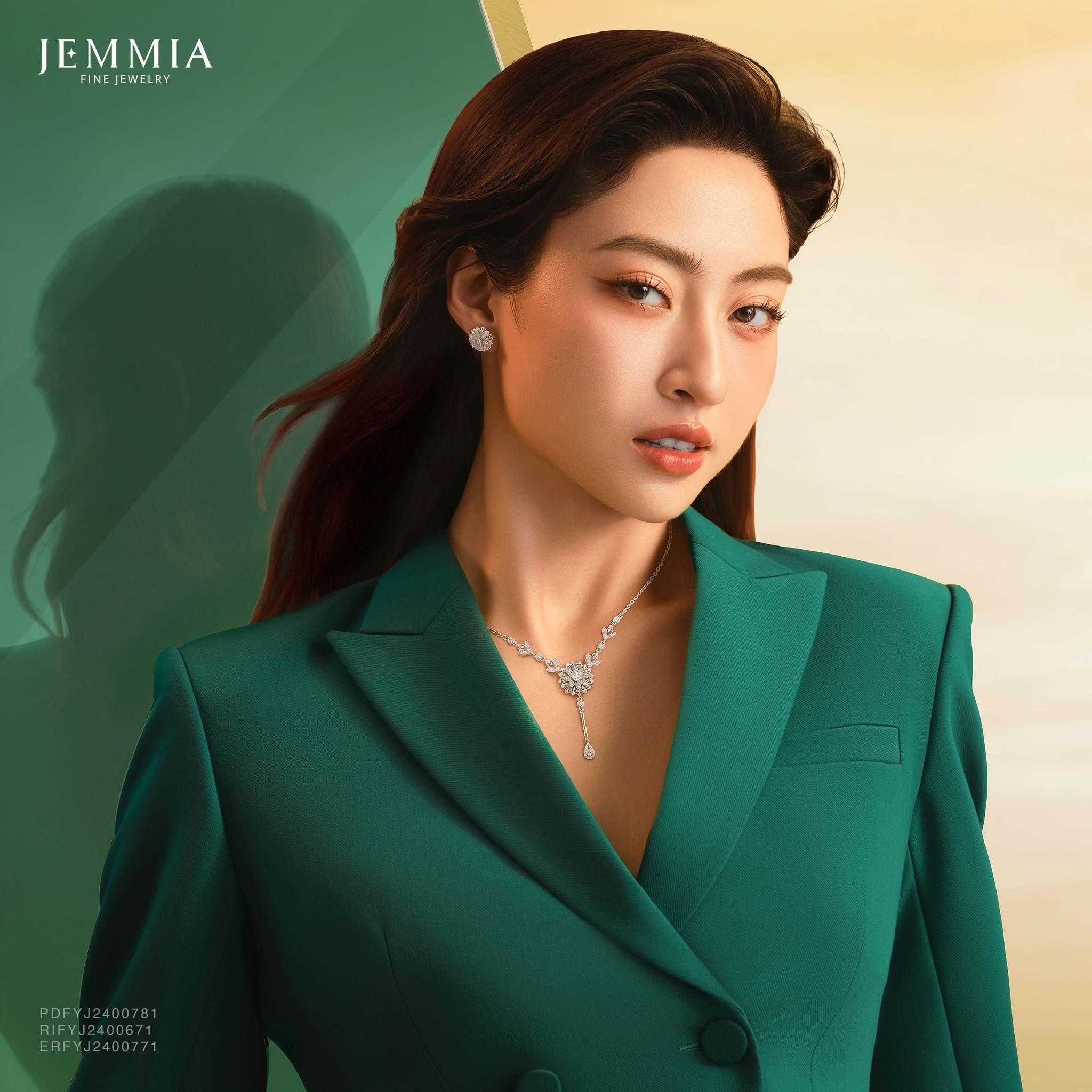 Cổ thanh mảnh có thể tự tin chọn dây ngắn hoặc choker để tôn lên dáng cổ