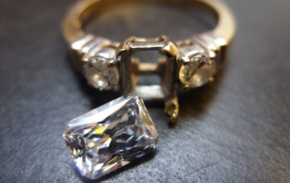 nhẫn cưới bị nứt