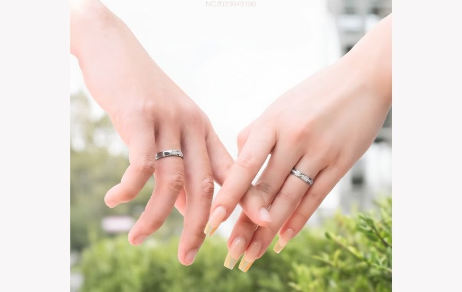 Khắc tên lên nhẫn cưới không làm hao mòn trọng lượng vàng nhiều