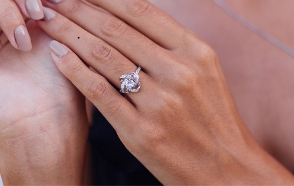 Nốt ruồi ở ngón tay đeo nhẫn tượng trưng cho điều gì?