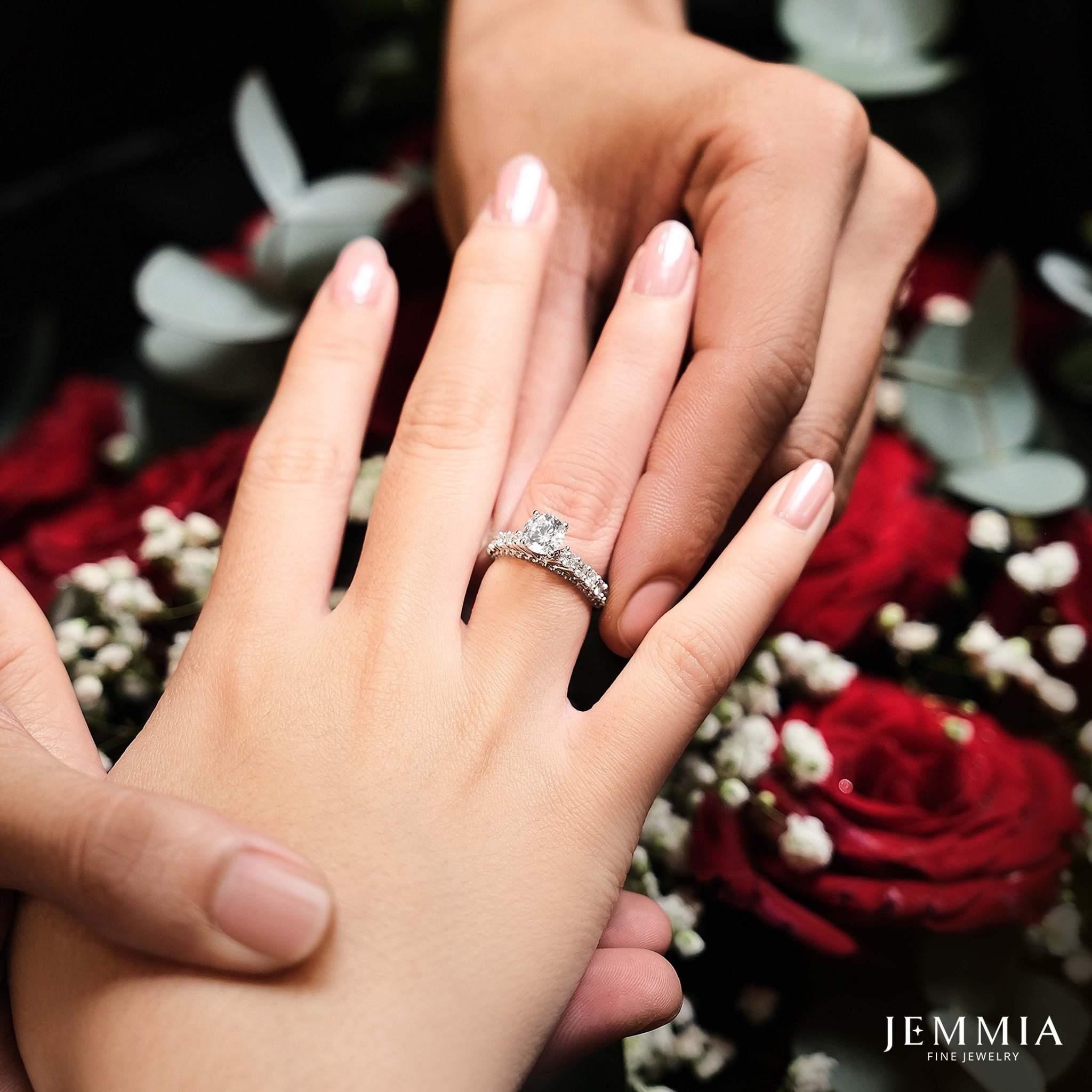 vòng tròn của nhẫn là biểu tượng vĩnh cửu