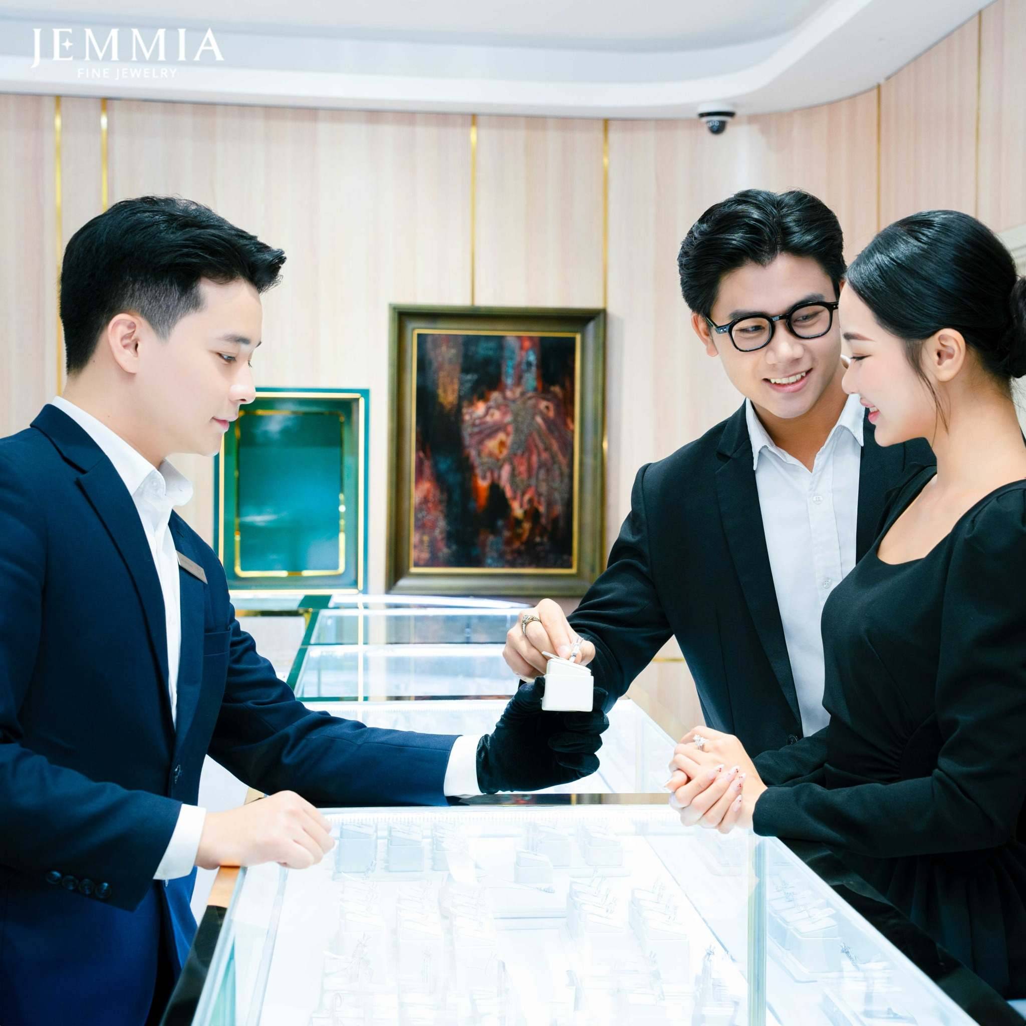 nữ tặng nam nhẫn mang lại may mắn, thịnh vượng và hỗ trợ sự nghiệp cho nam giới