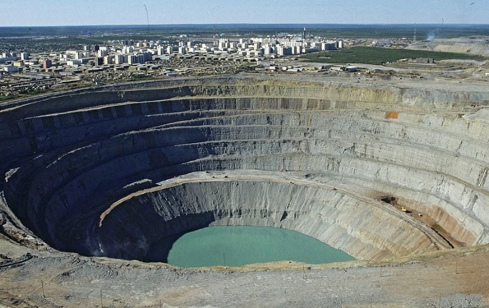 các mỏ kim cương lớn nhất bao gồm Nga, Cộng hòa Dân chủ Congo, Botswana, Úc