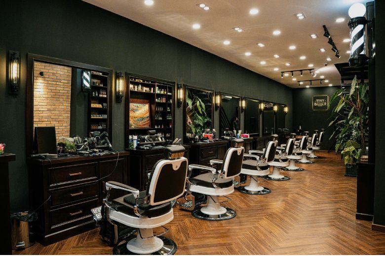 Tiệm tóc nhỏ giữa lòng Quận 3