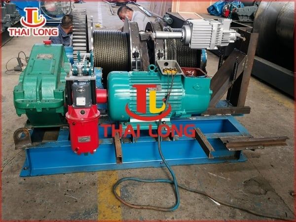 Ứng dụng của tời nâng trong nhà máy sản xuất