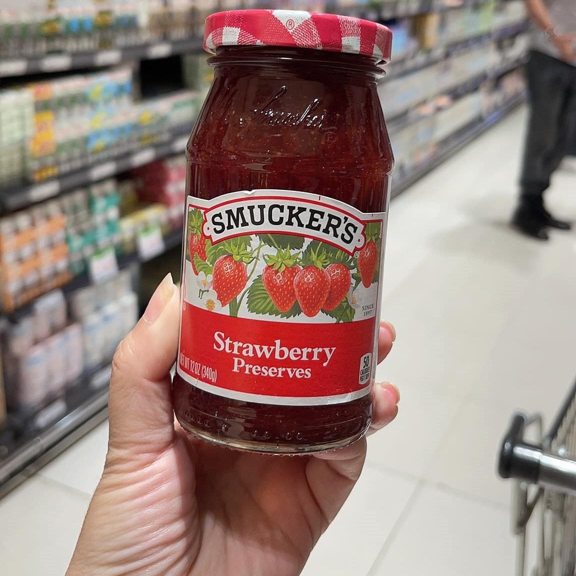 Mut_dau_Smucker's_trong_tay_nu_livestreamer