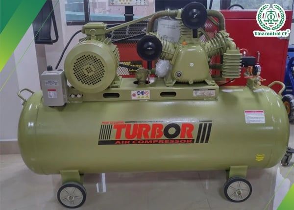 Hạn chế dán tem kiểm định máy nén khí tại các vị trí dễ trày xước, bong tróc hoặc góc khuất
