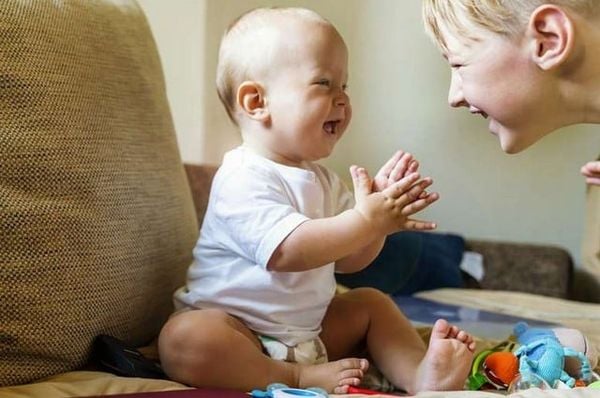 Tổng quan mốc phát triển của trẻ 8 tháng tuổi