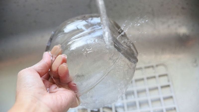 Vệ sinh bình và thay nước định kỳ là bí quyết giữ hoa bền đẹp