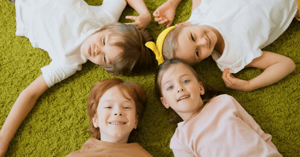 Tre nho can uong sua A2