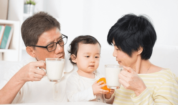 Gia dinh uong sua bo sung suc khoe