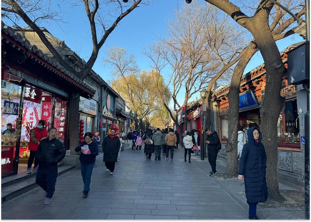 Du khách đi bộ trong những con ngõ nhỏ của Hutong