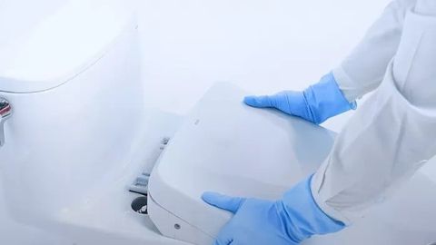 Mẹo 2 - Vệ sinh khe hở giữa bồn cầu và nắp bồn cầu có vòi xịt