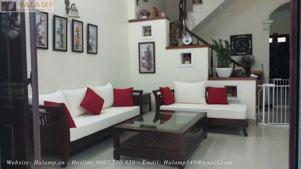 Bộ ghế tay cong với đệm ghế màu trắng