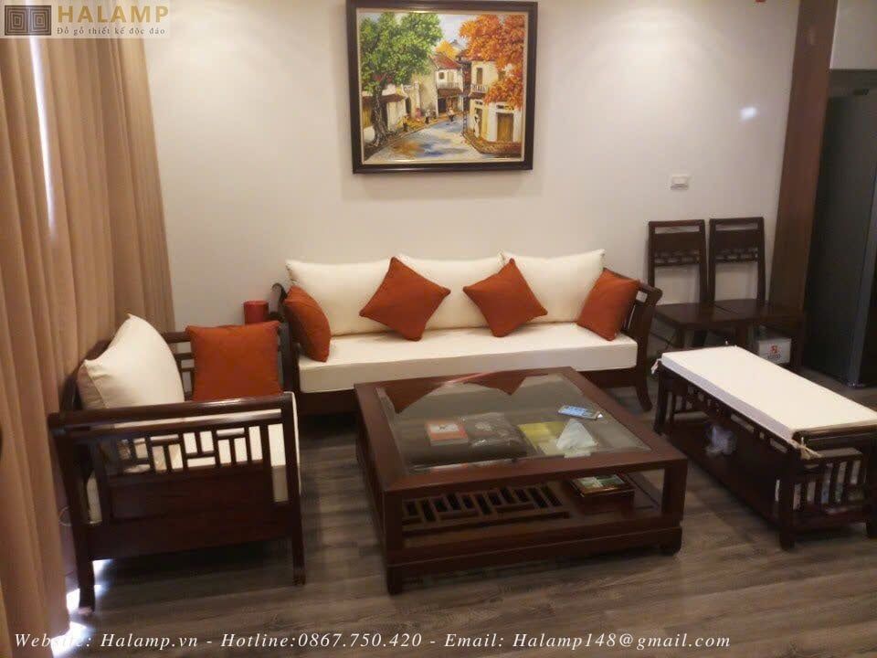 sofa grand bois tay cong với đệm ghế màu kem gối nhấn màu cam