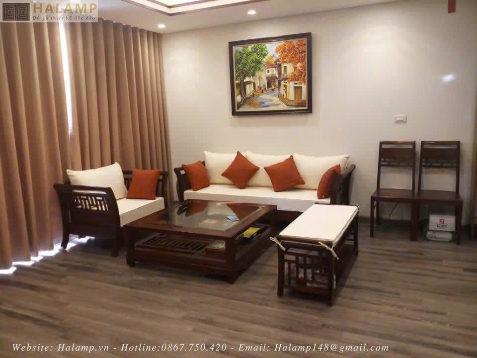 sofa grand bois tay cong với đệm ghế màu kem gối nhấn màu cam