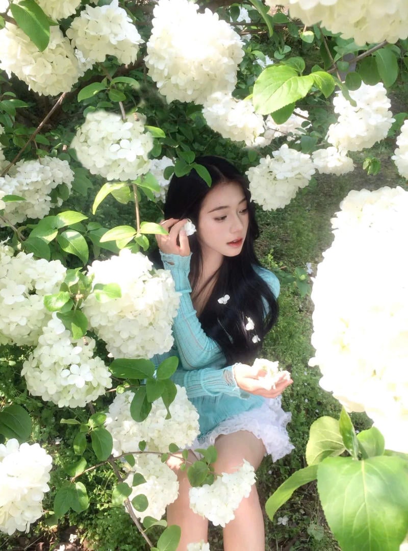 Để một cành hoa rơi nhẹ trên tóc