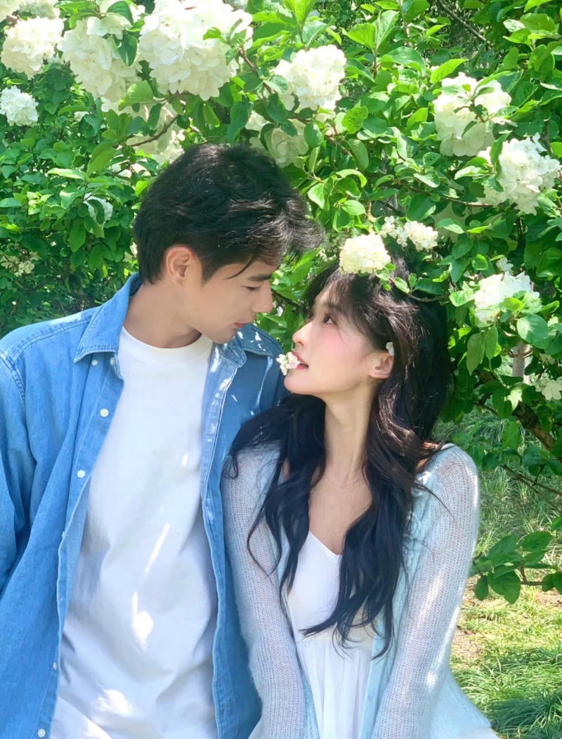 Tạo dáng đôi cùng bạn thân hoặc người yêu