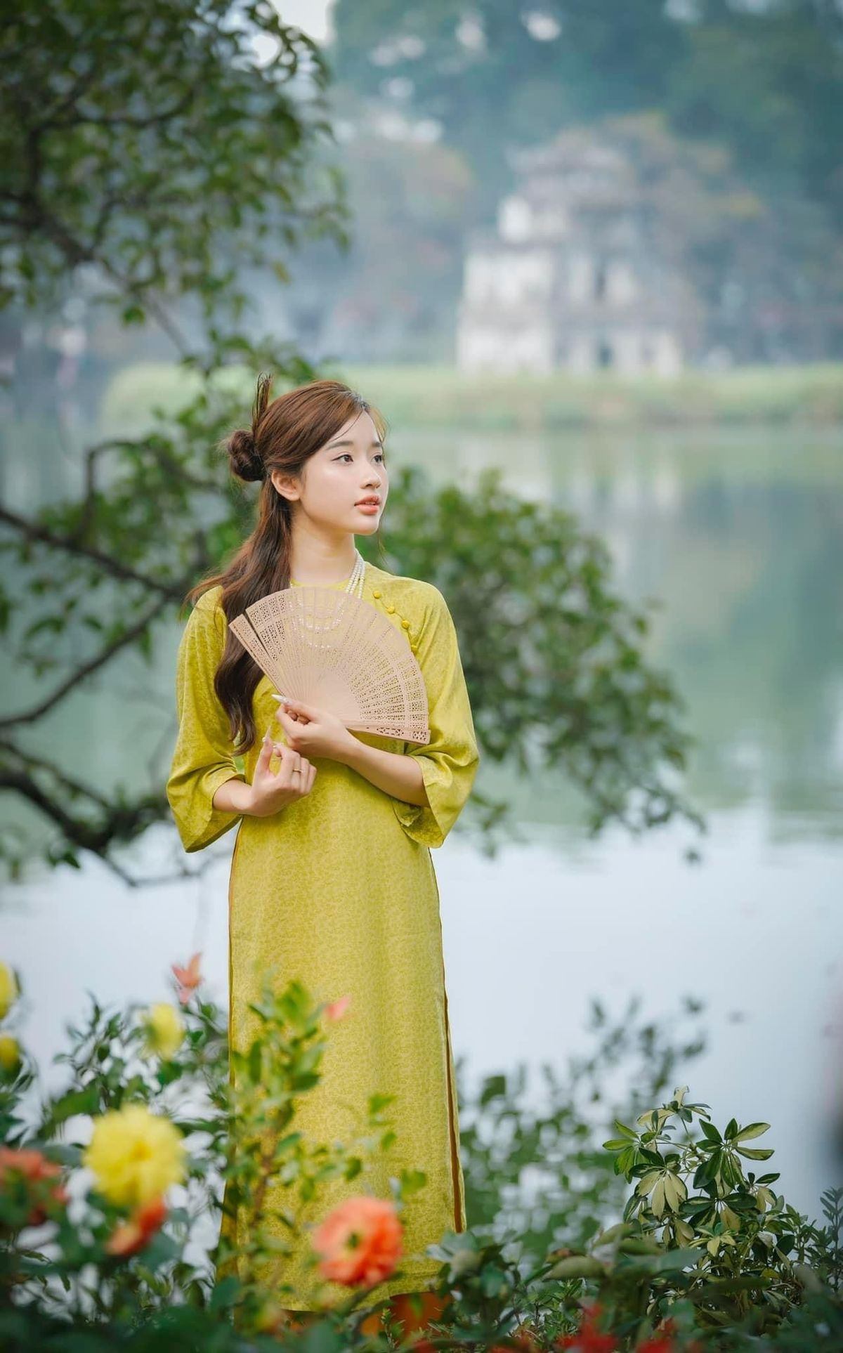 cách tạo dáng chụp ảnh ở hồ gươm