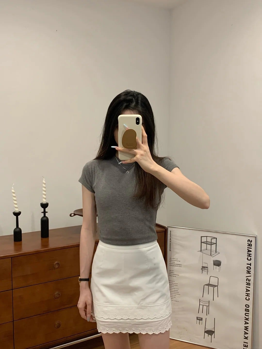 Chân váy trắng phối áo màu gì?