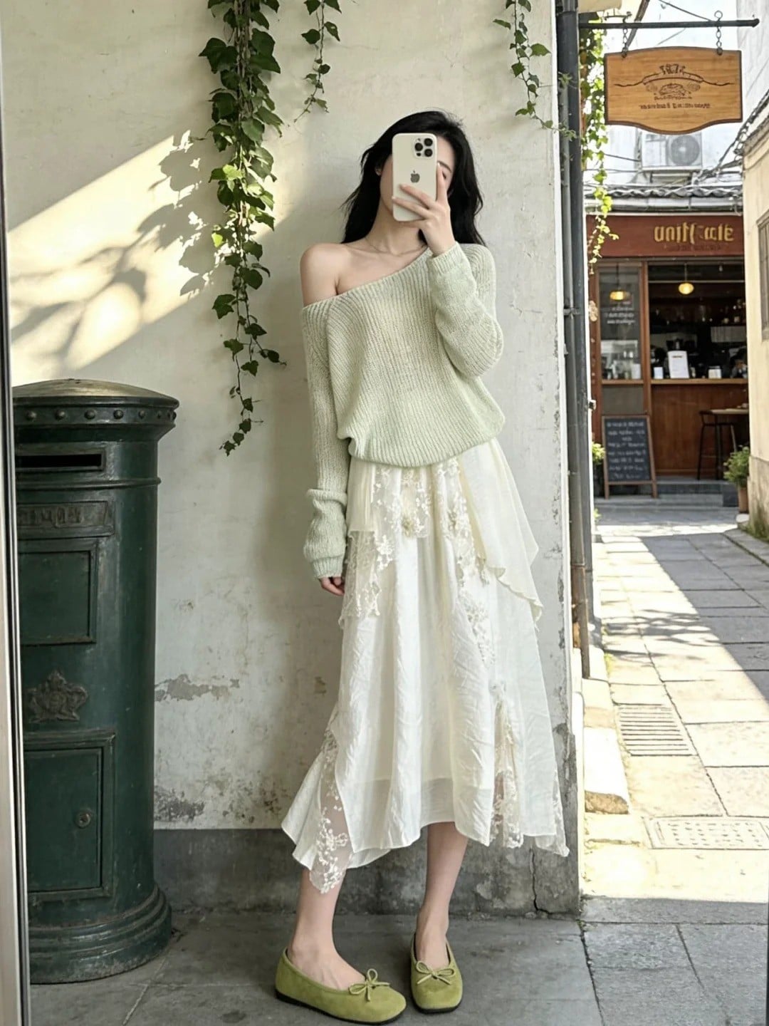 Chân váy trắng phối áo màu gì?