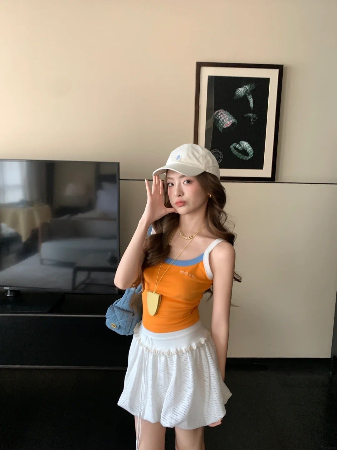 Chân váy trắng phối áo màu gì?