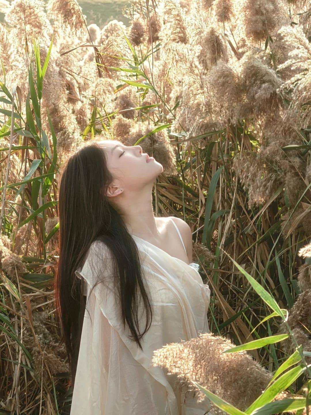 cách tạo dáng chụp ảnh với cỏ lau