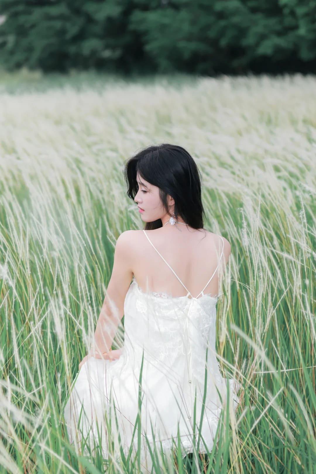 cách tạo dáng chụp ảnh với cỏ lau