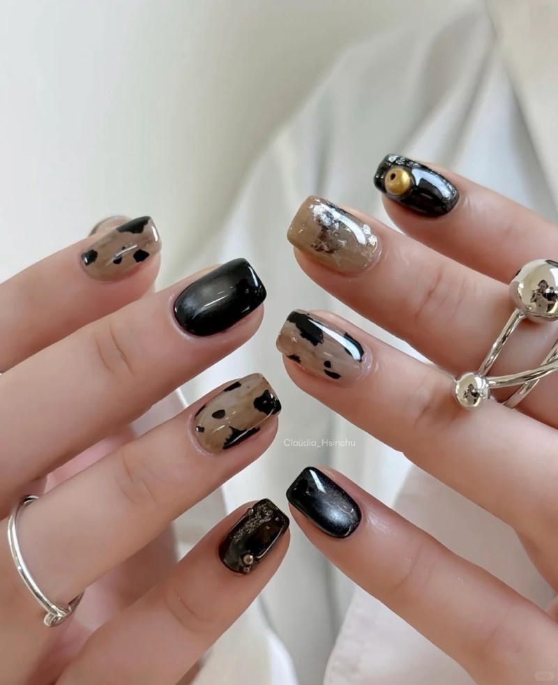 mẫu nail màu đen sang chảnh