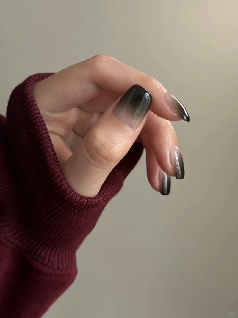 mẫu nail màu đen sang chảnh