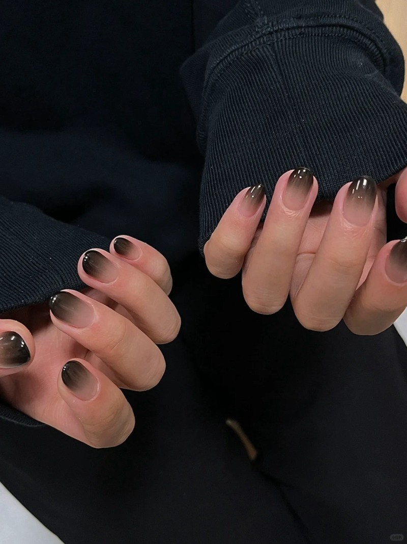 mẫu nail màu đen sang chảnh