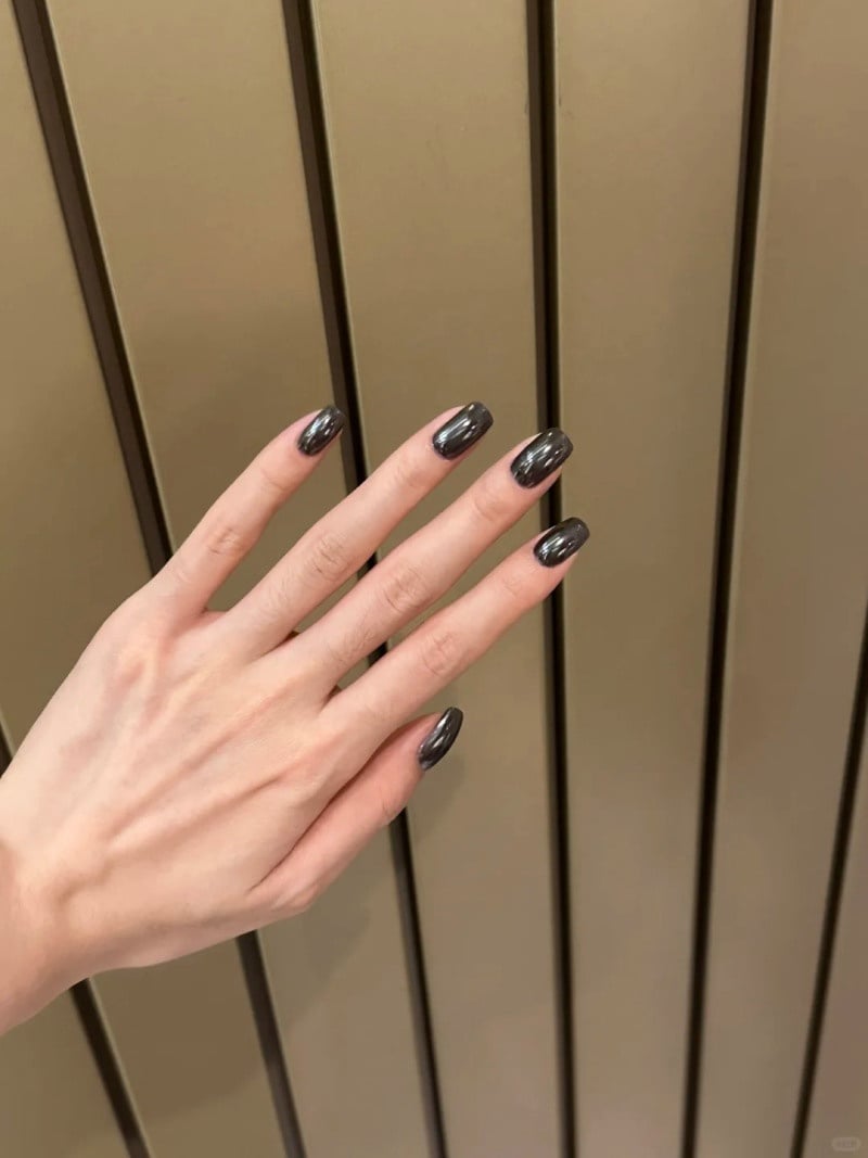 mẫu nail màu đen sang chảnh