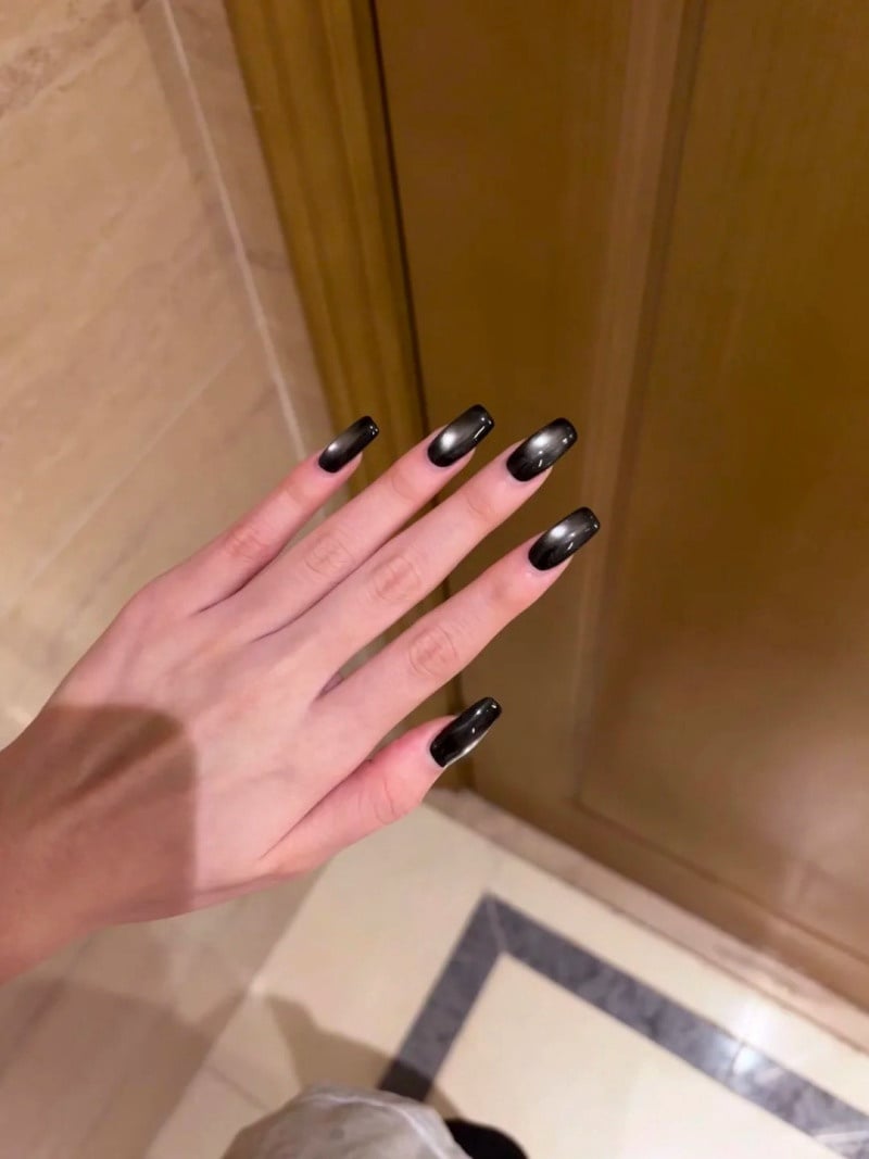 mẫu nail màu đen sang chảnh