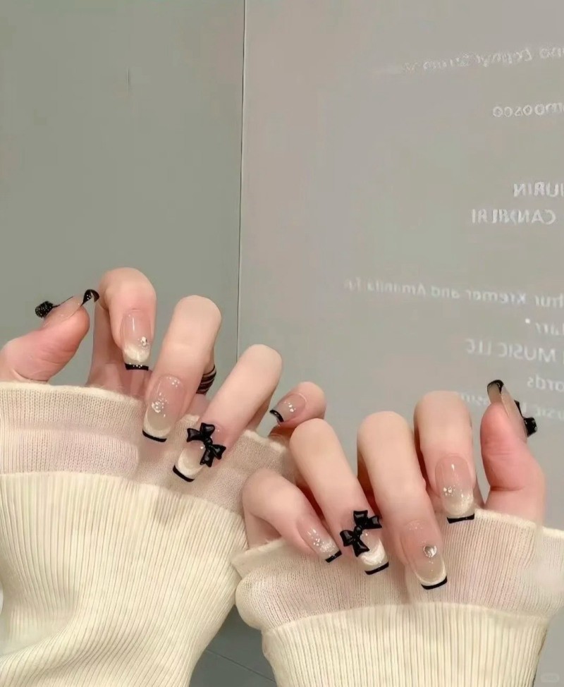 mẫu nail màu đen sang chảnh