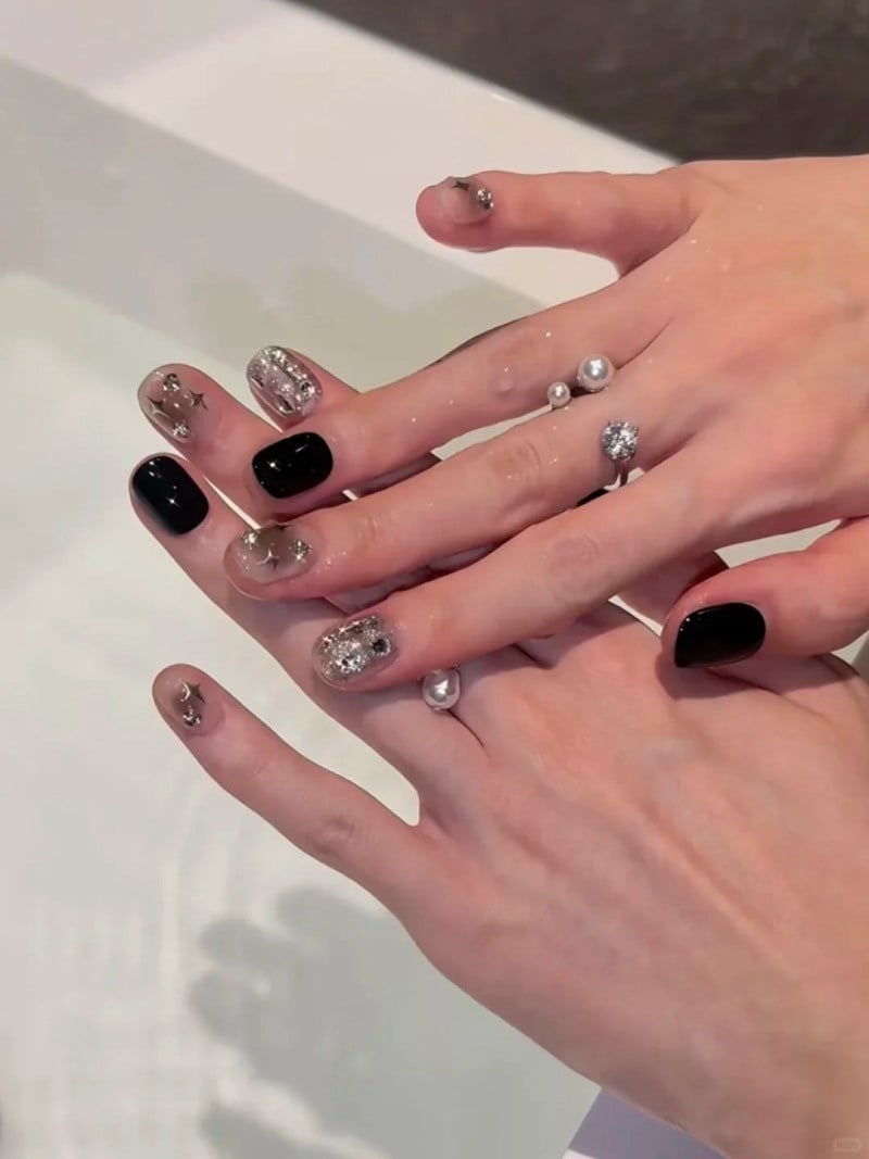 mẫu nail màu đen sang chảnh