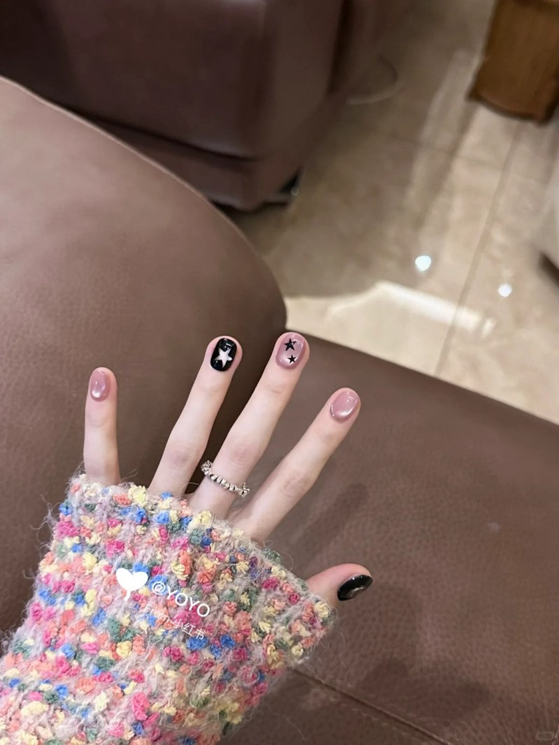 mẫu nail màu đen sang chảnh