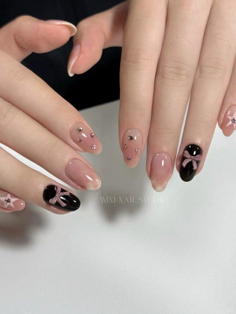 mẫu nail màu đen sang chảnh